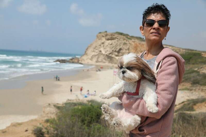 מבלים בחוף ינאי היום // צילום: גדעון מרקוביץ'